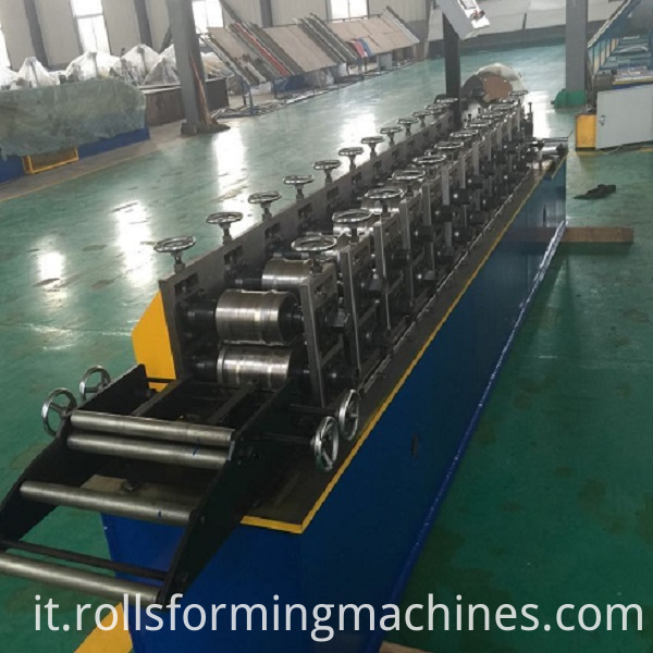 Sistema di macchine per bobine con porta per tapparelle - alimentazione e raddrizzatura Shutter Door Roll Froming Machine System --feeding and straightening